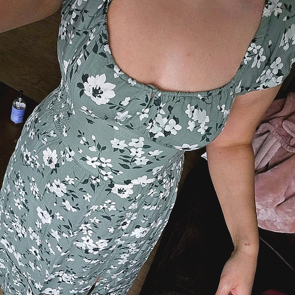 Hollister Sofia Side-Smocked Midi Dress COLOR: GREEN FLORAL SIZE: M Petite - Picture 3 of 8